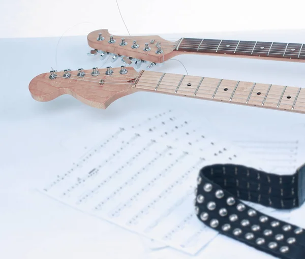 Primer plano .sheet música y guitarra sobre un fondo blanco . — Foto de Stock
