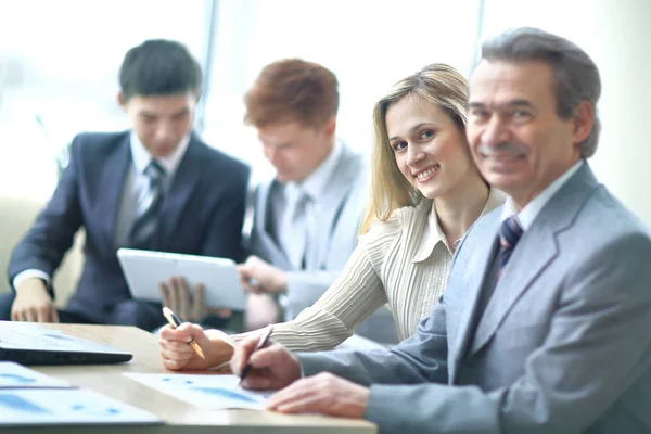 Kaufmann und Assistent am Arbeitsplatz im Büro — Stockfoto