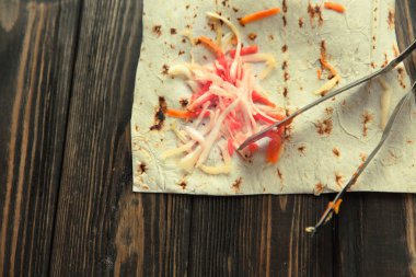 bir Pide ile ahşap background.photo üzerinde lahana turşusu 