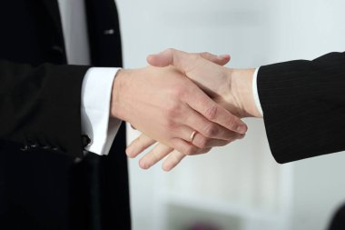 yakın çekim. ticaret ortakları, el sıkışma office arka plan bulanık
