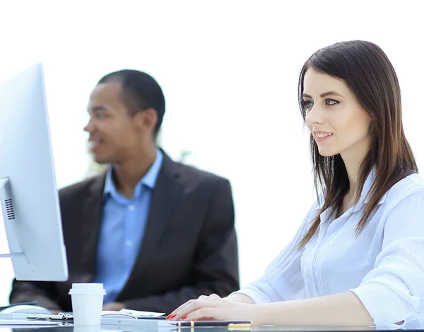 Geschäftsfrau im Büro vor dem Hintergrund des Business-Teams — Stockfoto