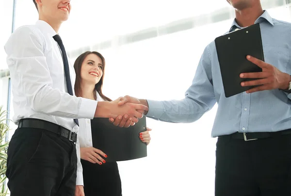 Handshake obchodních partnerů v kanceláři — Stock fotografie