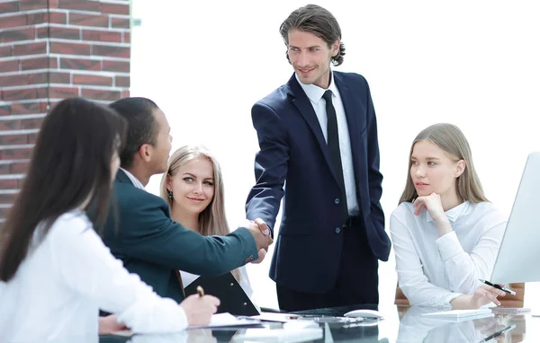 Handshake Manager e cliente em um escritório moderno — Fotografia de Stock