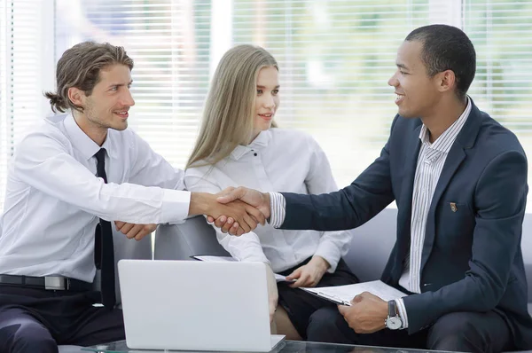 Zakenpartners begroeten elkaar met een handdruk — Stockfoto