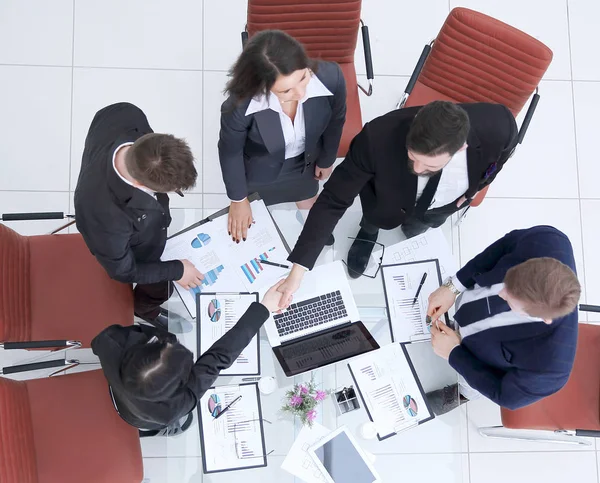 Top view.handshake de colegas después de discutir un nuevo proyecto financiero — Foto de Stock