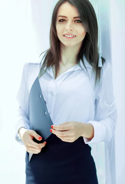 Σοβαρή επιχειρηματική νεαρή γυναίκα στο φόντο του γραφείου. — Φωτογραφία Αρχείου