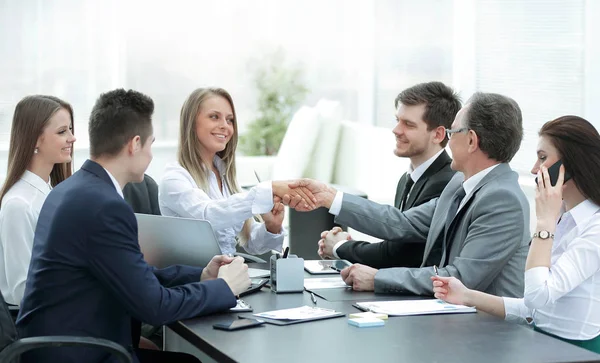 Zakenpartners schudden handen na een geslaagde transactie — Stockfoto