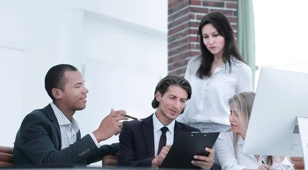 Closeup.international Business-Team diskutiert Geschäftsfragen. Foto mit Platz für Text — Stockfoto