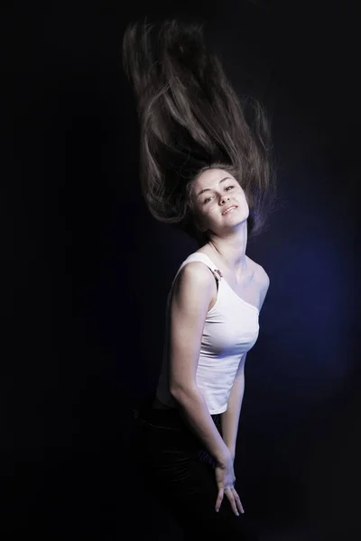 Αυτοπεποίθηση νεαρή γυναίκα με μακριά μαλλιά .isolated σε μαύρο φόντο. — Φωτογραφία Αρχείου