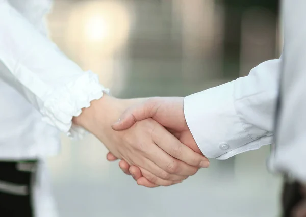 VÍTAJÍCE handshake manažera a zákazník v kanceláři. — Stock fotografie