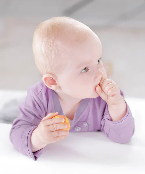 Portrait de joli bébé debout sur le canapé . — Photo