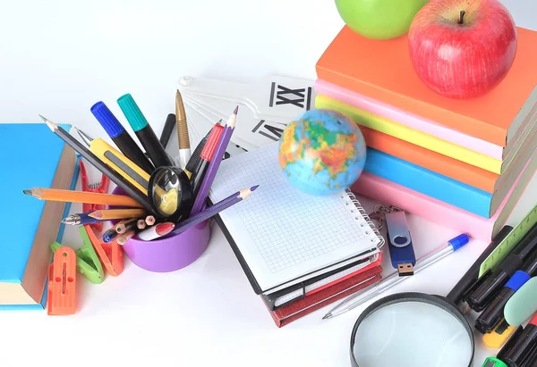흰색 배경에 다양 한 다채 로운 학교 공급 품 — 스톡 사진