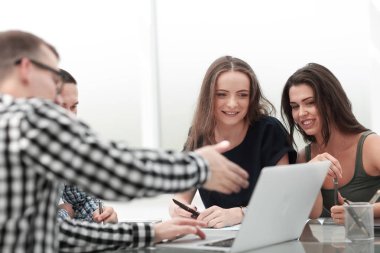 güncel haberleri görüntülemek için dizüstü bilgisayar kullanarak iş takım.