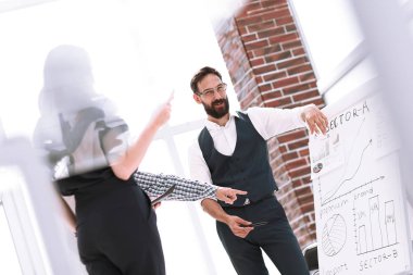 ofiste dururken finansal performans tartışırken çalışan grubu