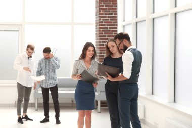 çalışanların işle ilgili belgeleri office lobide tartışıyor