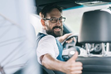 bir arabanın direksiyonuna oturan arka view.business adam