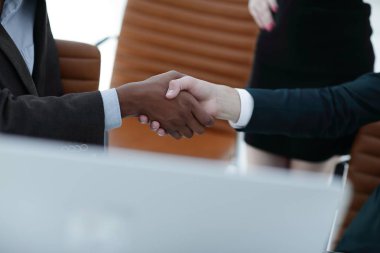 closeup.Handshake arka planda ofis iş ortakları