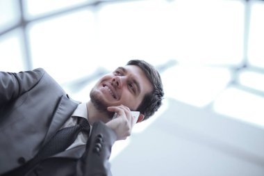 cep telefonu üzerinde konuşurken yakın up.smiling iş adamı