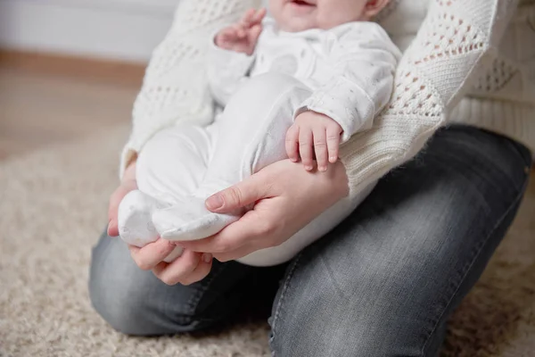 Close-up. baby in de armen van een liefdevolle moeder — Stockfoto