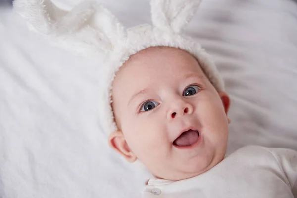 De cerca. bebé sonriente en un traje de conejo  . — Foto de Stock