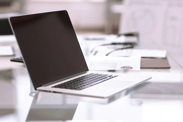 Close up.open laptop na mesa de empresários  . — Fotografia de Stock