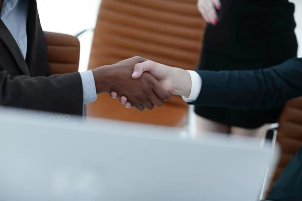 Closeup.Handshake van businesspartners op de achtergrond van het Bureau — Stockfoto