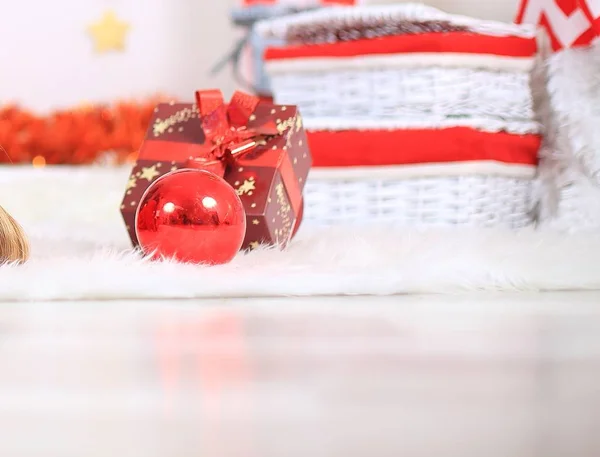 Close up.gift box and basket with gifts on Christmas background. — Stock Photo, Image