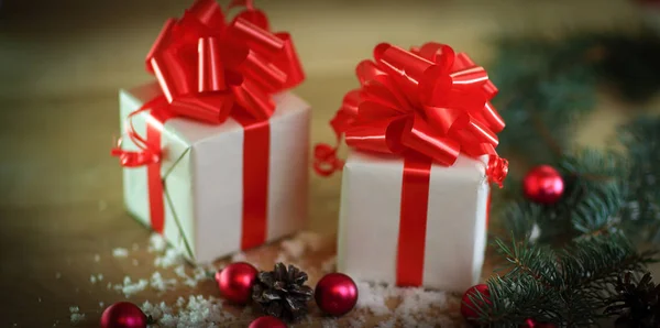 Vánoční přání. barevné boxy s dárky na Vánoce poz — Stock fotografie