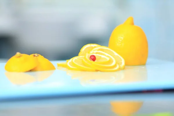 Cerrar. Limón maduro en la tabla de cortar —  Fotos de Stock