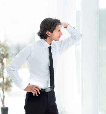 office arka plan üzerinde ciddi genç işadamı