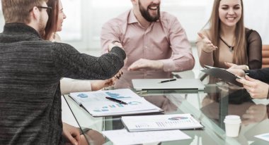 yeni bir sözleşme tartışma sonra el sıkışma Mali ortaklar