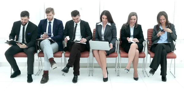 Grupo de empresarios sentados en el vestíbulo antes de la entrevista — Foto de Stock
