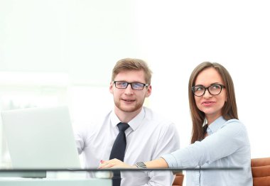 kopya alanı ile office.photo masasında oturan iki çalışanı