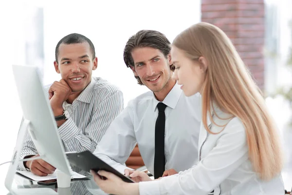 Amigable equipo de negocios discutiendo ideas de negocio prometedoras . — Foto de Stock