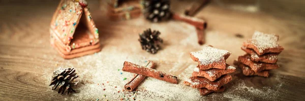 Noel masa. tanımlama bilgileri ve tarçın bulanık bir backgr üzerinde — Stok fotoğraf