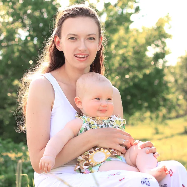 Portret van gelukkig moeder en dochter op Park achtergrond — Stockfoto