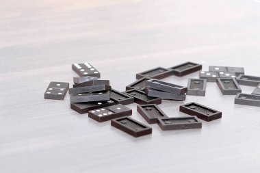 yakın çekim. Domino cips masaüstü işadamı üzerinde