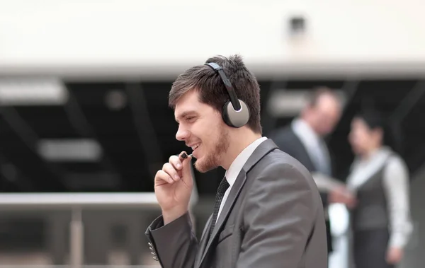 Close up.portrait de um call center operador feliz — Fotografia de Stock