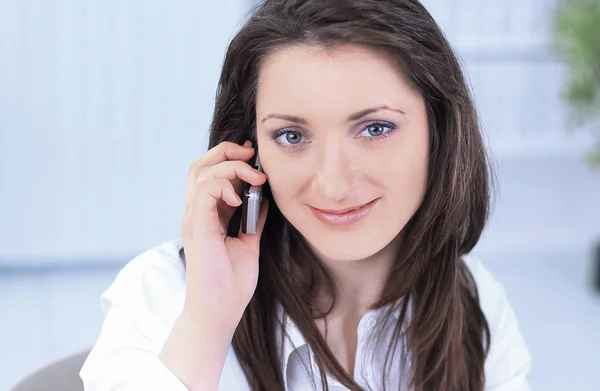 Executive business woman talking on mobile phone — Stock Photo, Image