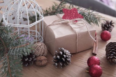 .Noel arkaplanında hediye kutusu. retro biçimi