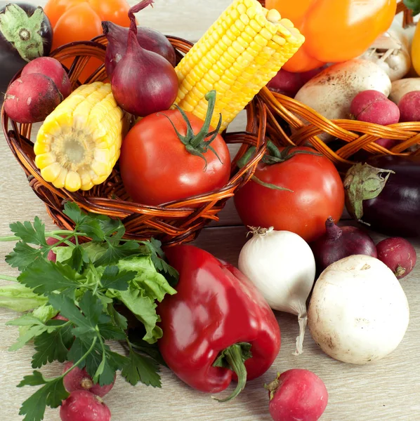 Cierren las verduras frescas sobre la mesa. el concepto de alimentación saludable . — Foto de Stock