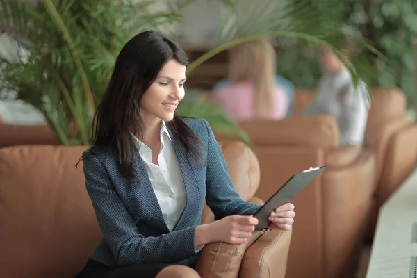 Portret van een uitvoerend zakenvrouw met een Klembord op de achtergrond van het business center — Stockfoto