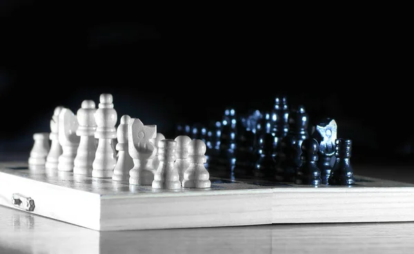 Kompozičního šachu na tmavém pozadí. koncepce strategie — Stock fotografie
