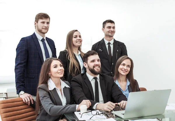 Concepto de trabajo en equipo: un equipo empresarial exitoso en el lugar de trabajo en la oficina —  Fotos de Stock