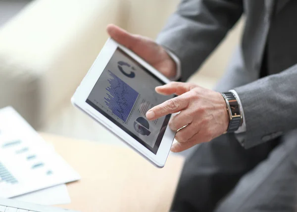 Der Geschäftsmann zeigt mit dem Finger auf das Finanzdiagramm — Stockfoto