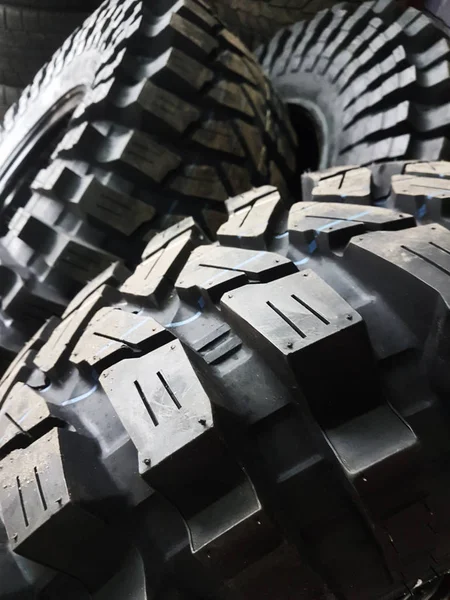 Fecha. pneus de inverno novos para o carro . — Fotografia de Stock