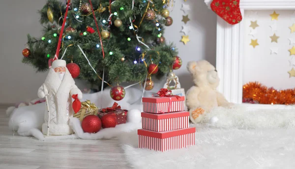 Regali e regali sotto l'albero di Natale, concetto di vacanza invernale — Foto Stock