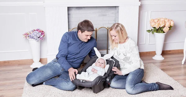 Pais amorosos e um bebê bonito em um traje de coelho — Fotografia de Stock