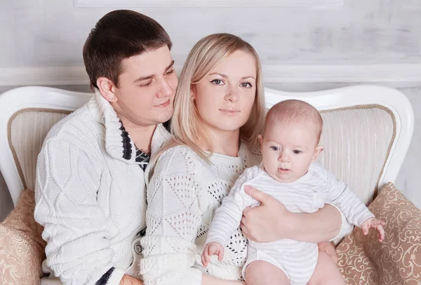 Família feliz sentado no sofá na acolhedora sala de estar — Fotografia de Stock