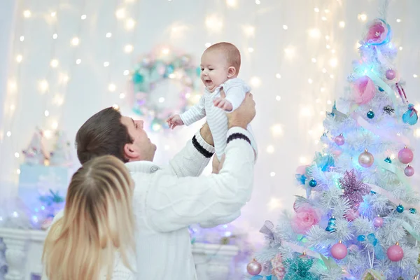 Sevgi dolu anne Noel arifesinde onların bebek ile oyna — Stok fotoğraf